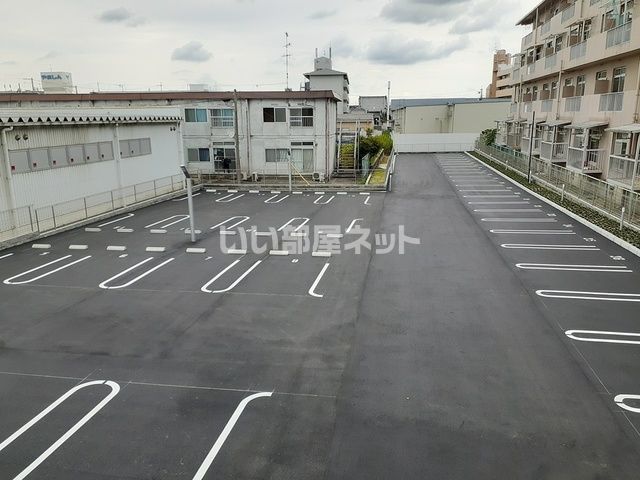 【橿原市葛本町のマンションの駐車場】