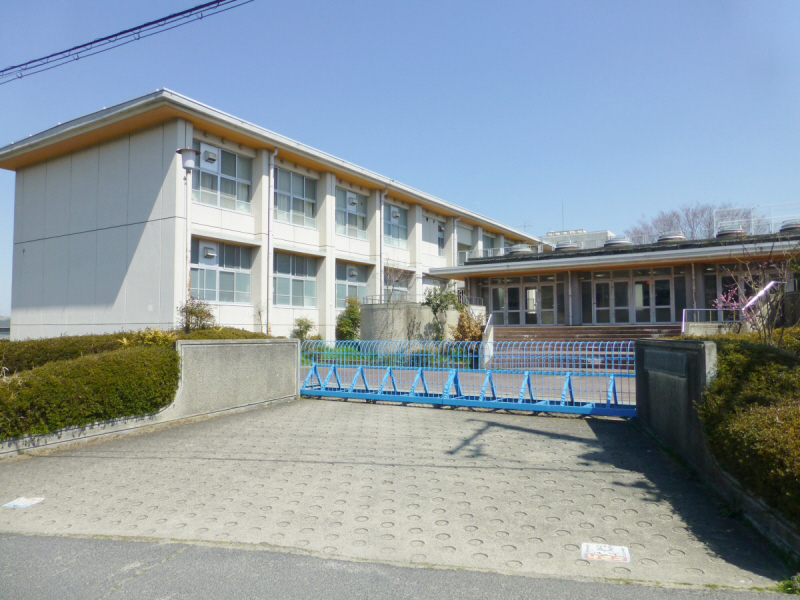 【大和郡山市山田町のアパートの小学校】