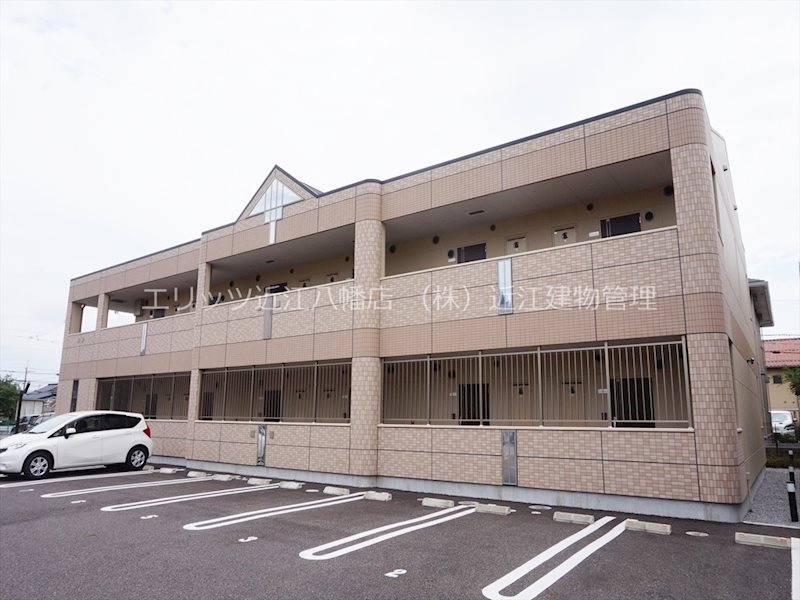 近江八幡市鷹飼町東のアパートの建物外観