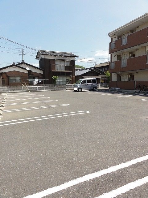 【トラッド美里Ａの駐車場】