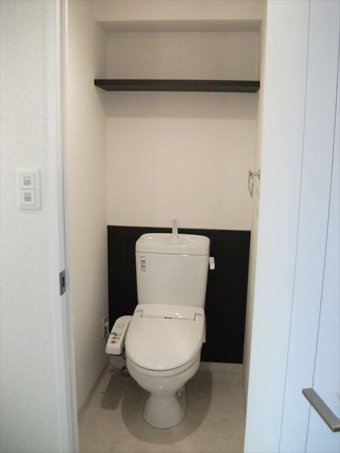 トイレ　別号室のお写真となります☆