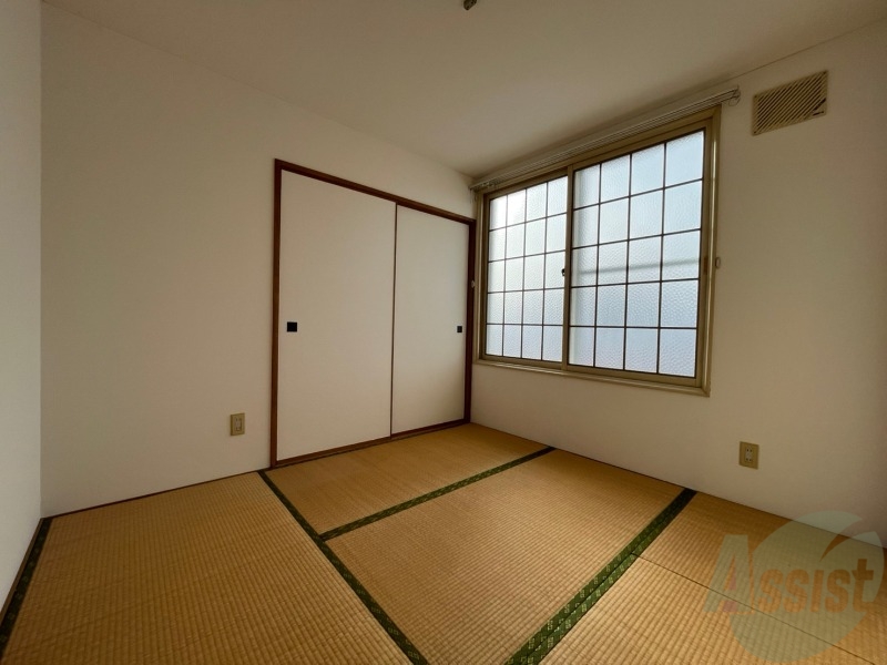 その他部屋・スペース　こちらが寝室です。窓が大きくて明るいですね。