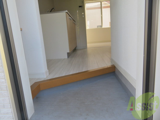 玄関　玄関からのお部屋です。白を基調に作られているので綺麗です。