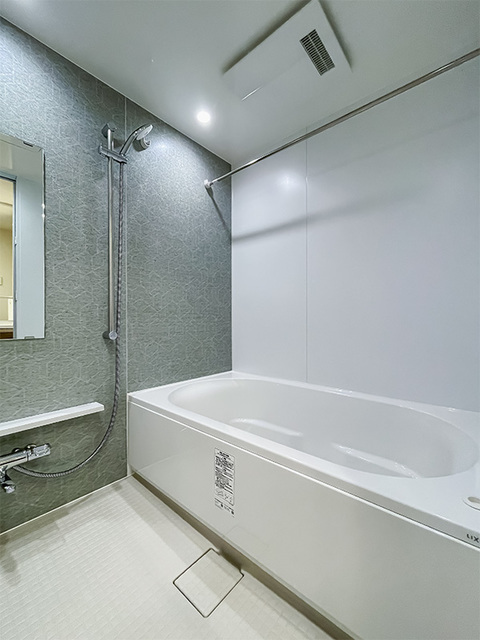 バス・シャワールーム　写真は同タイプ住戸です。
