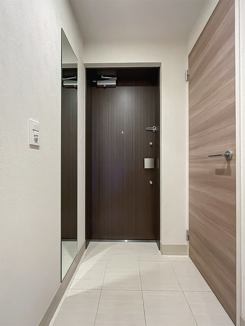 玄関　写真は同タイプ住戸です。