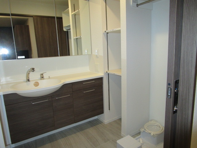 洗面設備　朝シャンできますぅ～・ワイドミラー＆カウンター