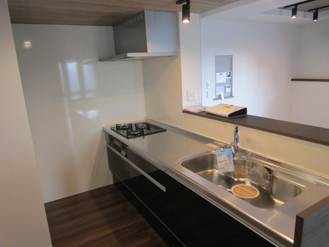 キッチン　対面システムキッチン・３口ガスコンロ