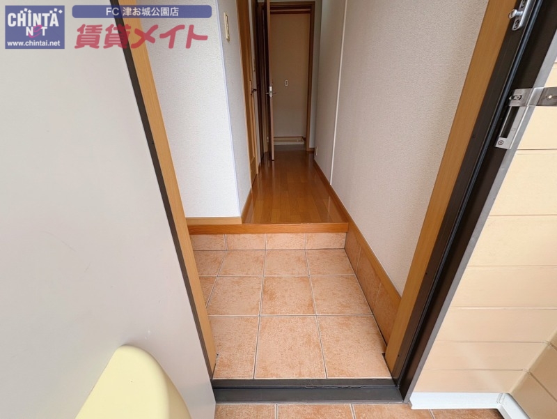 玄関　同物件別部屋反転タイプ