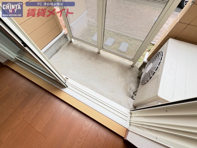 バルコニー　同物件別部屋反転タイプ