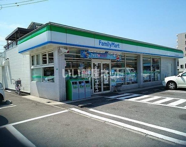 コンビニ　ファミリーマート（コンビニ）まで462m
