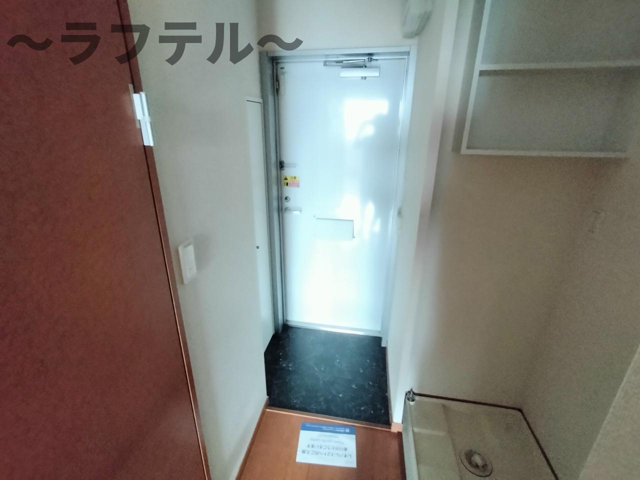 玄関　1Fフローリング　バルコニーなし 2Fカーペット　バルコニー