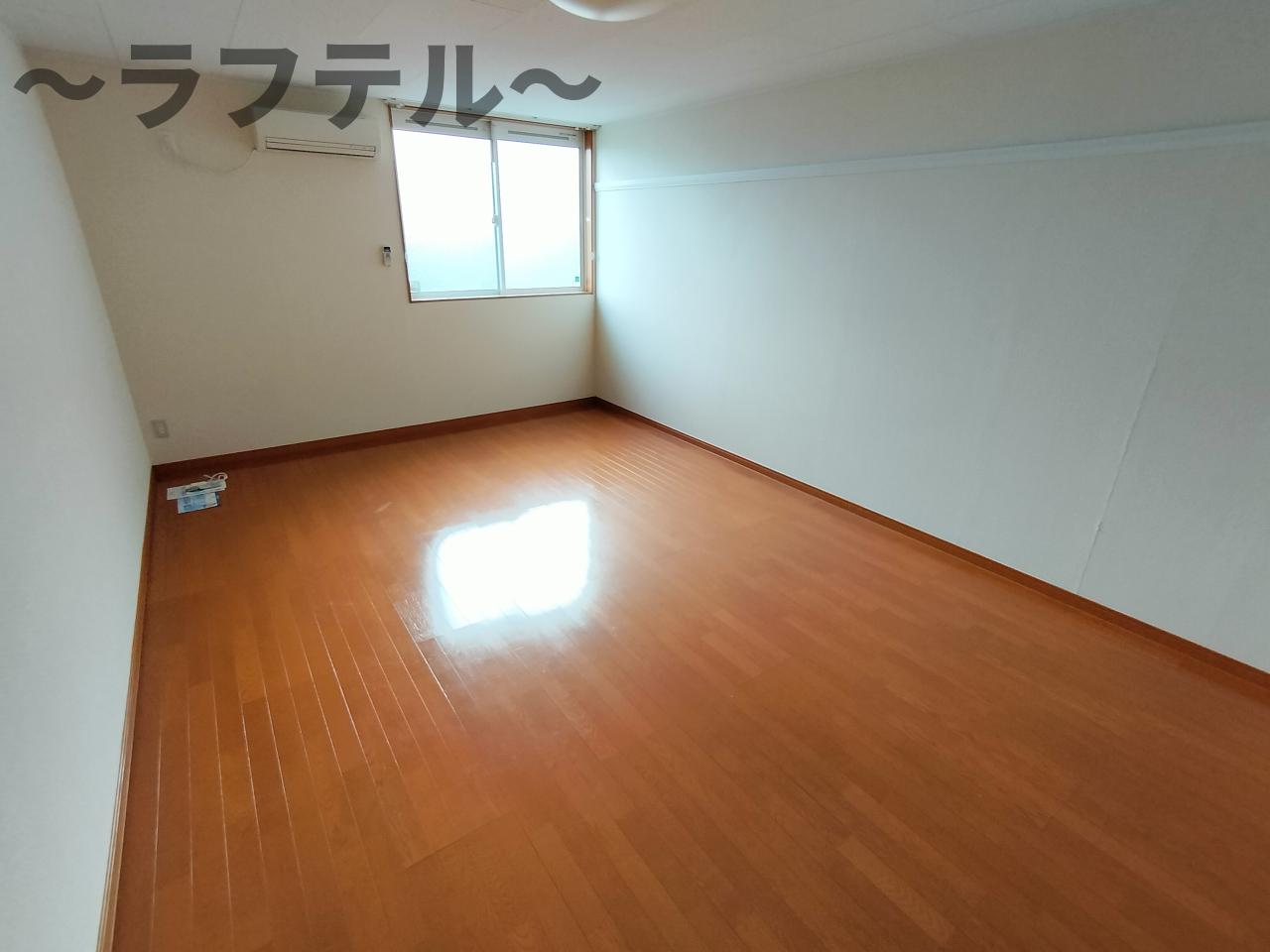 居室・リビング　1Fフローリング　バルコニーなし 2Fカーペット　バルコニー