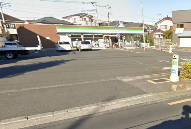コンビニ　ファミリーマート（コンビニ）まで442m