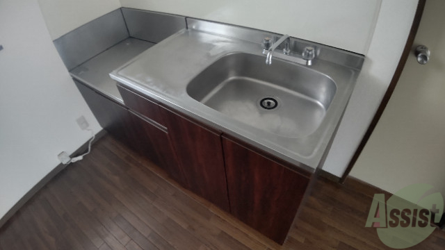 キッチン　２口ガスコンロも問題なく設置でき、収納もあります。