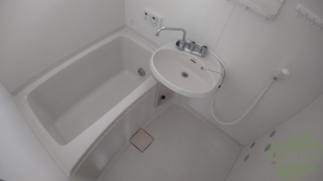 バス・シャワールーム　お風呂は日々の疲れをリフレッシュできる広さがありますね。