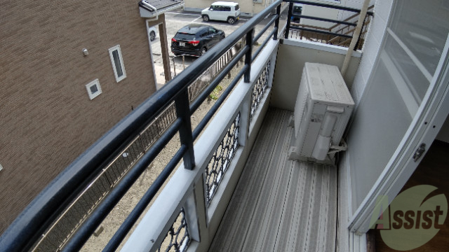 バルコニー　このバルコニースペースは洗濯物も問題なく干せそうですね。