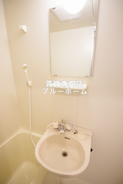 洗面設備　お風呂に洗面台あります！
