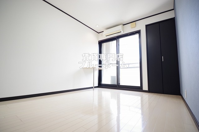 居室・リビング　8帖の明るい洋室！