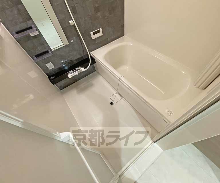 バス・シャワールーム　広々とした浴室です。