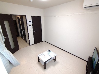 居室・リビング　1階はフローリング、2階以上はカーペットタイプになります。