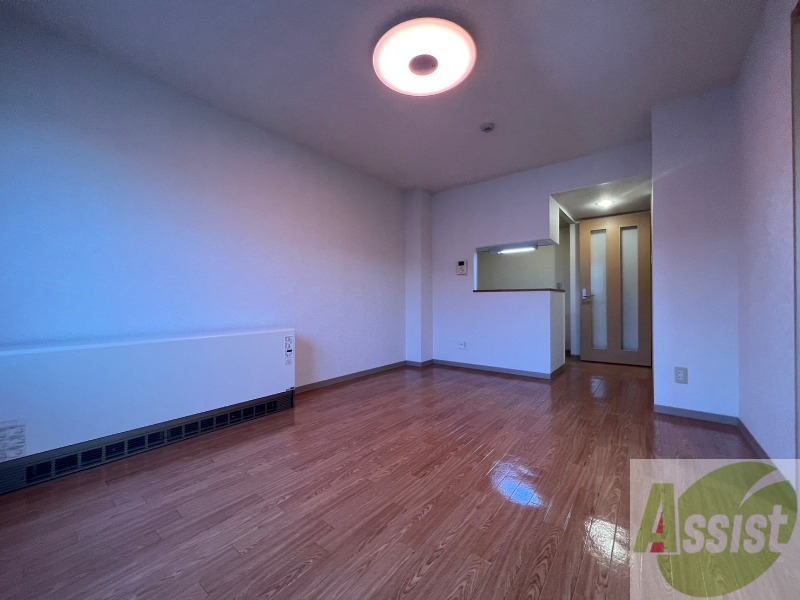 居室・リビング　木目のフローリングは落ち着きのある印象のお部屋になりますね。