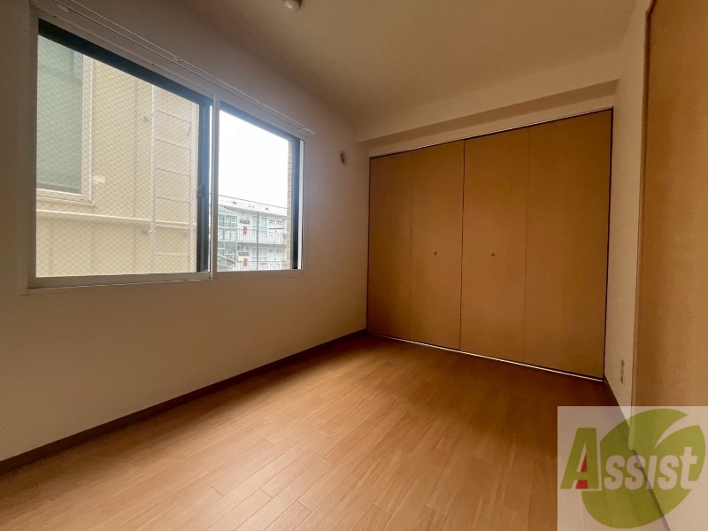 その他部屋・スペース　寝室はこちらです。光が差し込む、温かみのあるお部屋です。