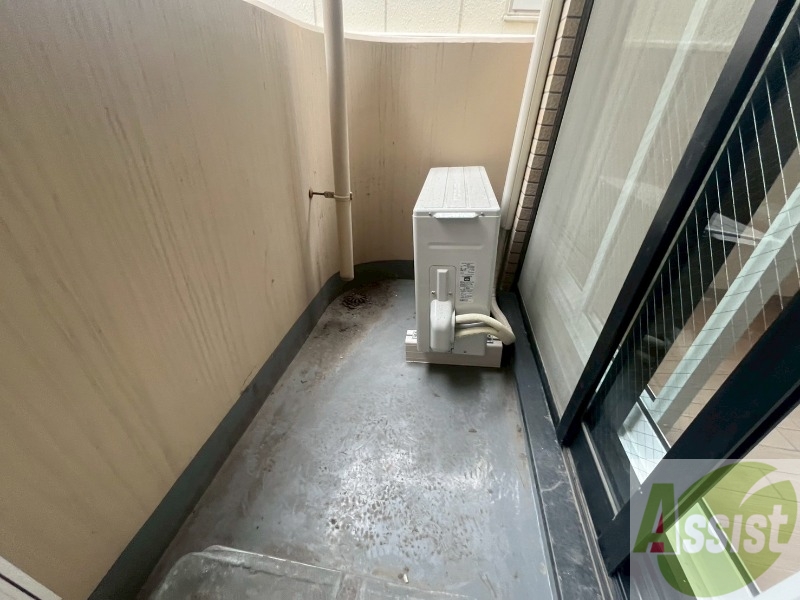 バルコニー　バルコニー。洗濯物がはかどりそうな広さがありますよ。