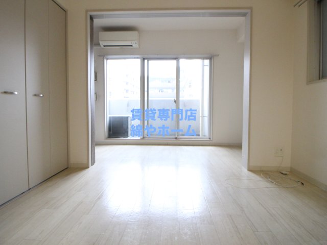 その他部屋・スペース　落ち着いた色調の寝室です