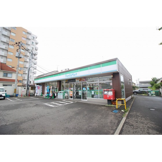 コンビニ　ファミリーマート仙台三百人町店（コンビニ）まで379m