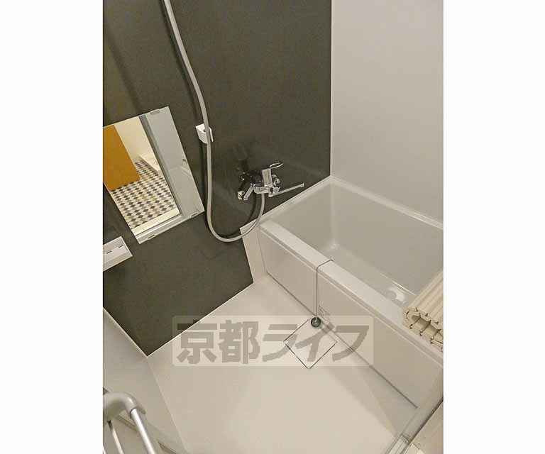 バス・シャワールーム　ゆったりとした浴室です。