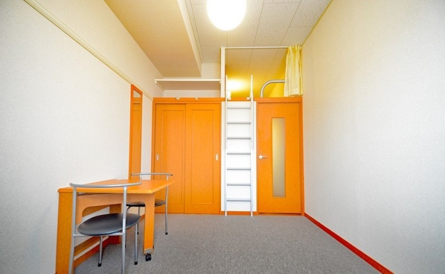 居室・リビング　同物件別室