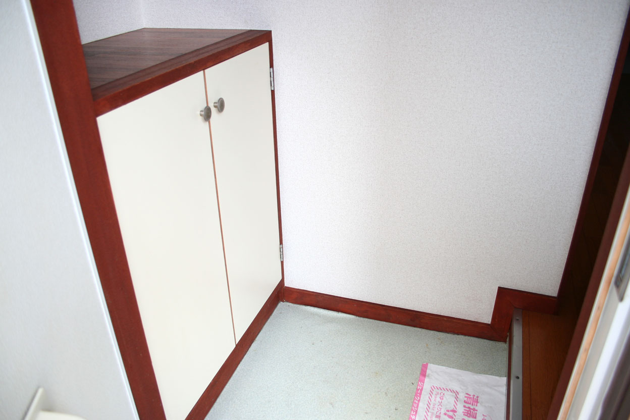 玄関　玄関には靴箱もあります