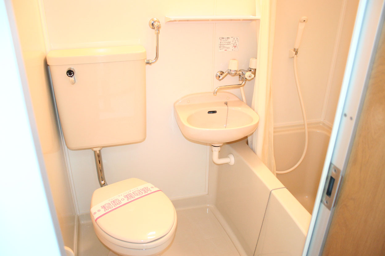 バス・シャワールーム　浴室は3点ユニットバスです