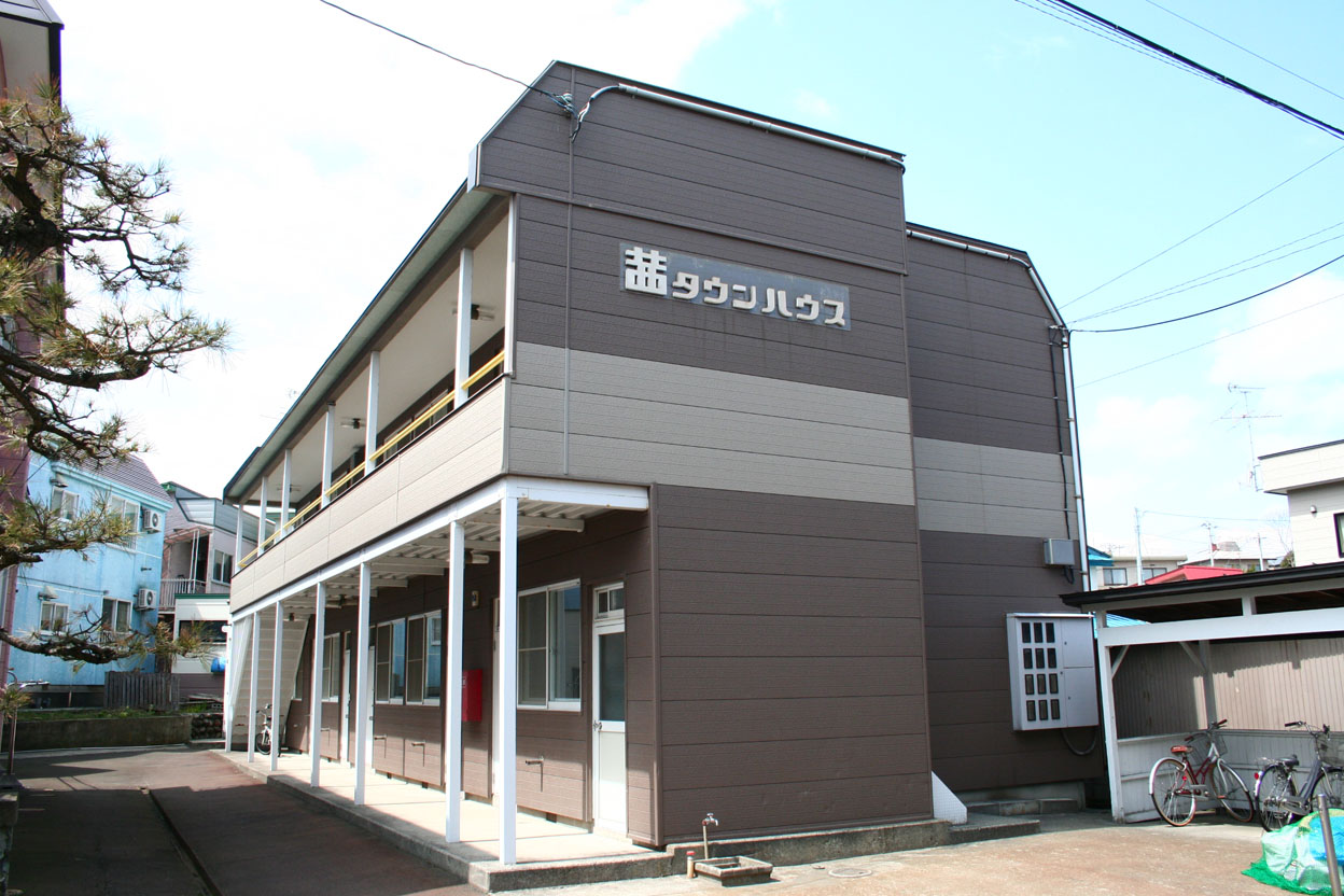 建物外観　茶色の落ち着いた雰囲気のアパート