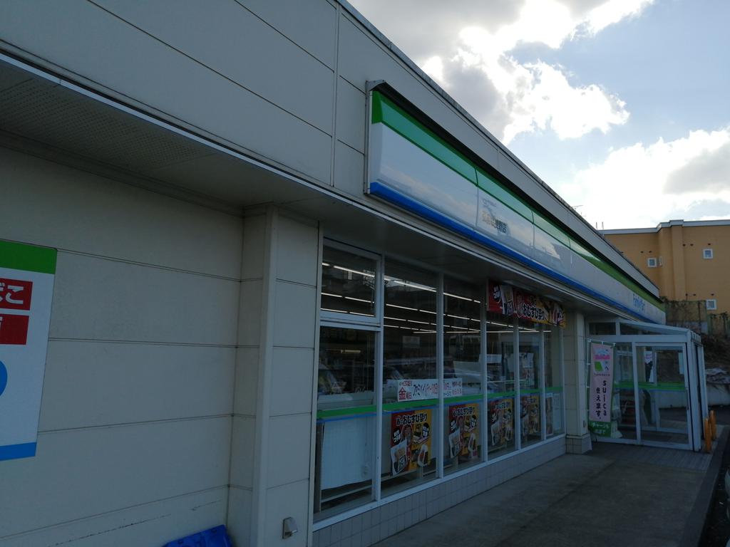 コンビニ　ファミリーマート弘前桔梗野三丁目店（コンビニ）まで262m
