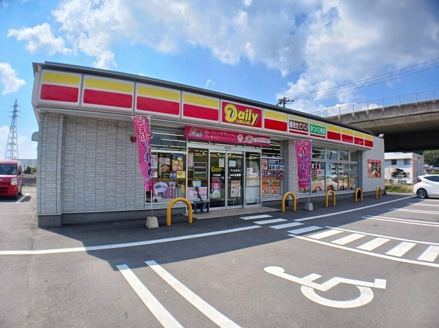 コンビニ　デイリーヤマザキ　曲店（コンビニ）まで900m