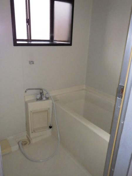 バス・シャワールーム　窓付きのお風呂場です