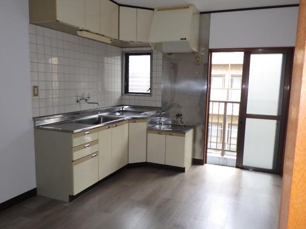 キッチン　窓付きのリビング！