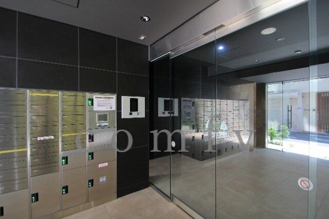 エントランス　オートロック付きエントランス