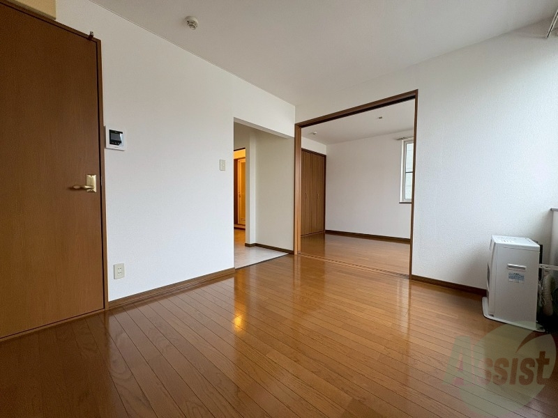 居室・リビング　８．７帖のダイニングキッチン。ご飯を食べるお部屋ですね。