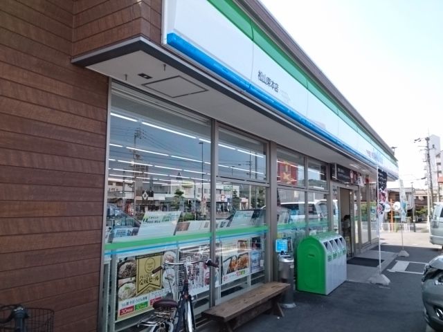 コンビニ　ファミリーマート束本店様（コンビニ）まで600m