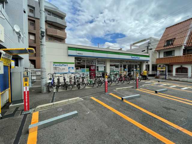 コンビニ　ファミリーマート（コンビニ）まで1740m