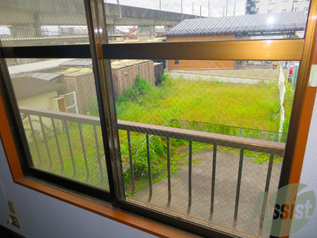 バルコニー　窓を開けると洗濯物が干せるようになっています。