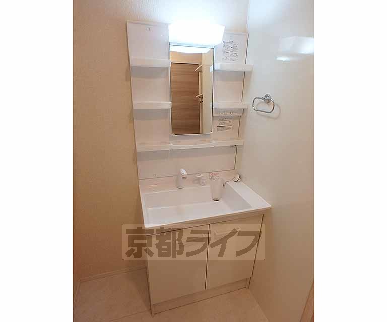 洗面設備　綺麗な独立洗面台です。