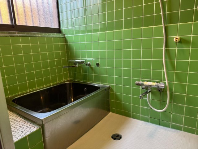 バス・シャワールーム　浴槽は混合水栓に交換済み