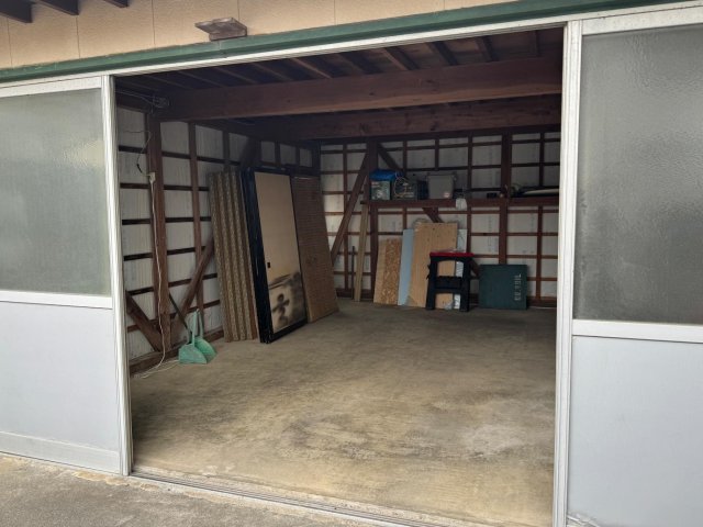 駐車場　ガレージ。普通自動車＋バイク数台可能。荷物は近日片づけます