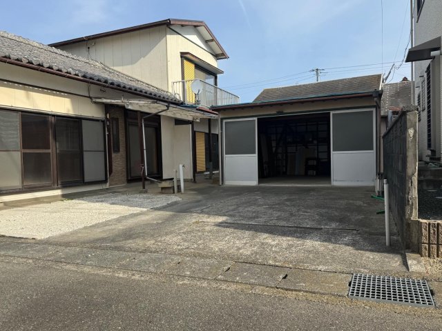 建物外観　ガレージ＋2台の計3台可能。ガレージ内は更に大型バイクも可能