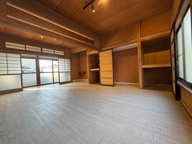 居室・リビング　14帖の和モダン。床はフロアタイルに張り替え済