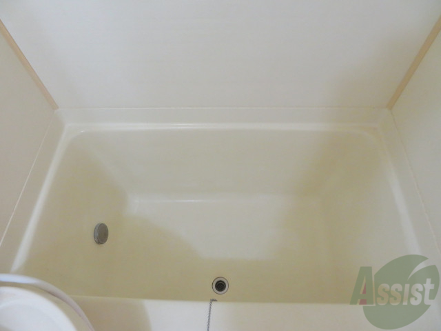 バス・シャワールーム　バスルームは狭すぎず、シャワーも浴びやすそうです。