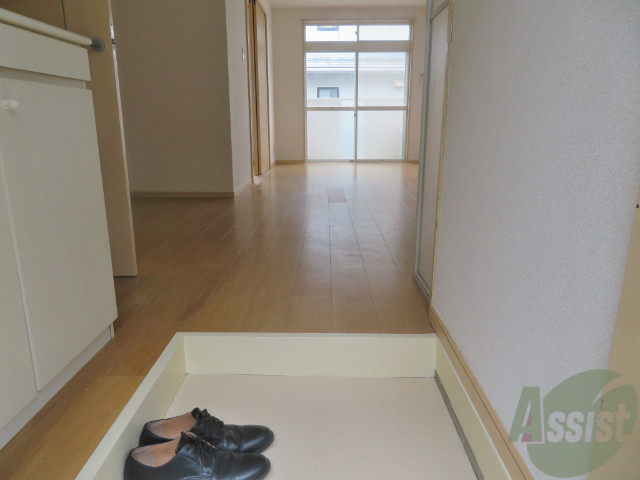 玄関　玄関の様子です。明るい印象ですね。気分もあがりそう。